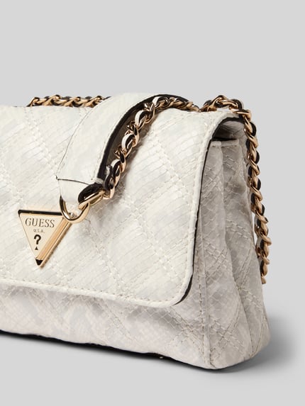 Produktfoto, Handtasche mit Label-Applikation Modell 'GIULLY II' von Guess, Steppnähte, Überschlag, Tragehenkel, Kette, strukturierte Oberfläche, Hauptfach, Maße 17x12x6 cm, Schulterriemen 124 cm.