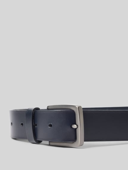 Productfoto, Ledergürtel mit Dornschließe Modell 'Scott' van TOM TAILOR, echt leder, metalen gesp, vaste lus, 3,5 cm breed, donkerblauw met matte textuur.