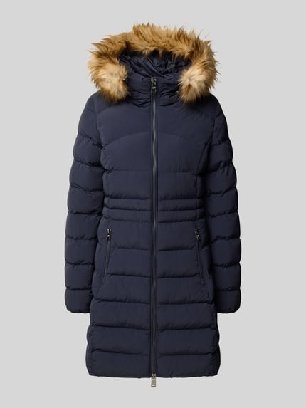 Produktfoto, Steppmantel mit Zweiwege-Reißverschluss von Superdry in Dunkelblau, Kunstfellkapuze, sichtbare Steppstruktur, taillierte Passform