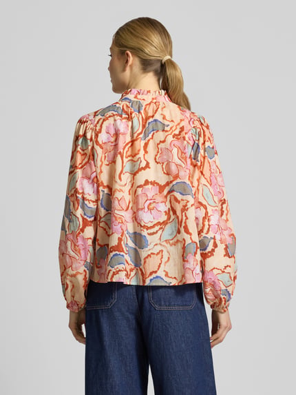 Frauenmodel trägt Regular Fit Bluse mit Stehkragen Modell 'LEYA' von SUNCOO PARIS in buntem Allover-Look aus Reine Baumwolle, Ganzkörperansicht Rückansicht.