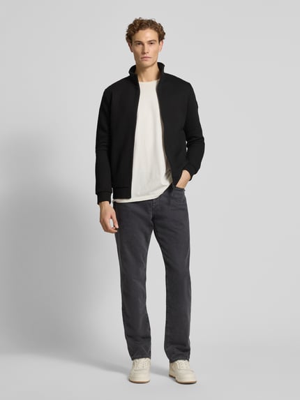 Männermodel trägt Loose Fit Sweatjacke aus Baumwoll-Mix von Tom Tailor Denim, Optik: Unifarben, Reißverschluss, Stehkragen, Ganzkörperansicht von vorne.