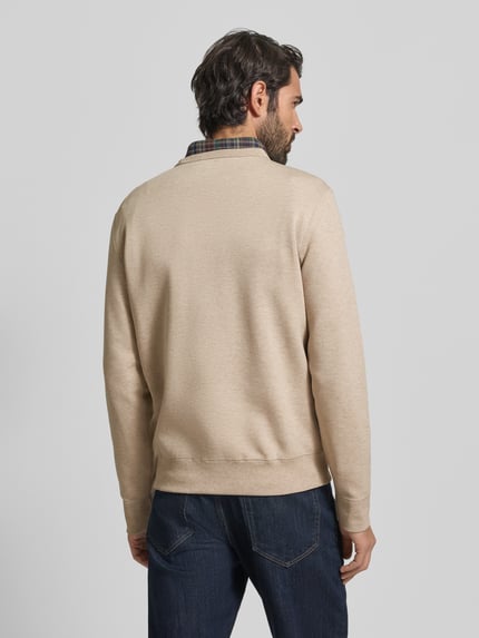 Männermodel trägt Sweatshirt mit Label-Stitching van Polo Ralph Lauren, beige, katoenmix, regular fit, rugaanzicht, geheel lichaam.
