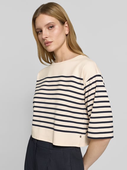 Vrouwenmodel draagt Boxy Fit T-shirt met 3/4-mouw van ROBE LÉGÈRE, katoenmix met modal, ronde hals, ruglengte maat S 46 cm, Nahaufnahme Oberkörper.