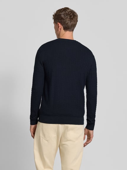 Männermodel trägt dunkelblauen Regular Fit Pullover aus reiner Baumwolle Modell 'Adrian' von Strellson, strukturierte Oberfläche, Herren Pullover, Ganzkörperansicht Rückansicht.