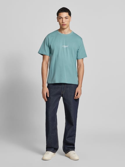Mannelijk model draagt T-Shirt met Logo en Rundhalsausschnitt van Jack & Jones, bio-katoen, regular fit, turquoise, voorkant volledige lichaamsopname.