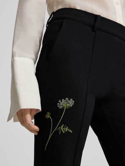 Vrouwenmodel draagt Stoffhose mit französischen Eingrifftaschen Modell 'FRANCOISE' van Cambio in zwart, viscosemix met stretch, rechte snit, Franse steekzakken, achterzakken, bandplooien, detailopname heup.