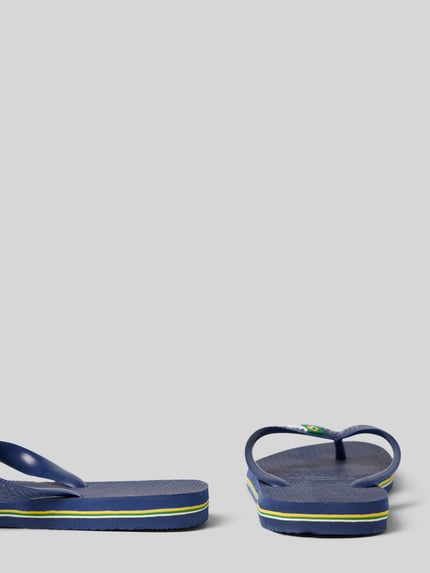 Produktfoto, Slippers mit Logo-Detail Modell 'Brasil' von Havaianas, detal z logo, damski, zaokrąglony krój, otwarta pięta, wysokość obcasa: 2 cm, wysokość cholewki: 7 cm, granatowy kolor, gumowa tekstura