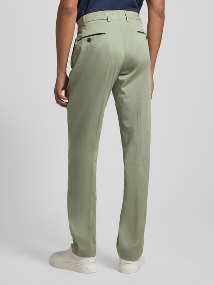 Mannelijk model draagt Chino met steekzakken Modell 'Peaker' van Hiltl in lichtgroen, regular fit, katoen-elastaanmix, volledige achteraanzicht