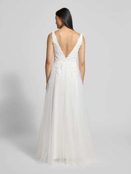 Vrouwenmodel draagt Brautkleid mit Herz-Ausschnitt van Mascara, wit, getailleerd, ondoorzichtig, sierbeslag, rugrits, volledige rugaanzicht.