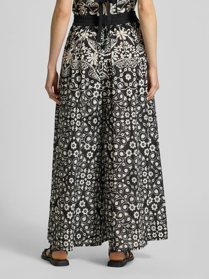 Frauenmodel trägt Regular Fit Hosenrock aus reiner Baumwolle Modell 'PALANCA' von Weekend Max Mara mit Allover-Muster, High Waist, Ganzkörperansicht Rückansicht.