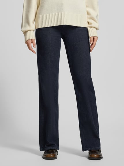 Frauenmodel trägt Wide Fit Jeans mit Eingrifftaschen Modell 'Tess' von Cambio, dunkler Baumwoll-Mix, Vorderansicht, Nahaufnahme Unterkörper.