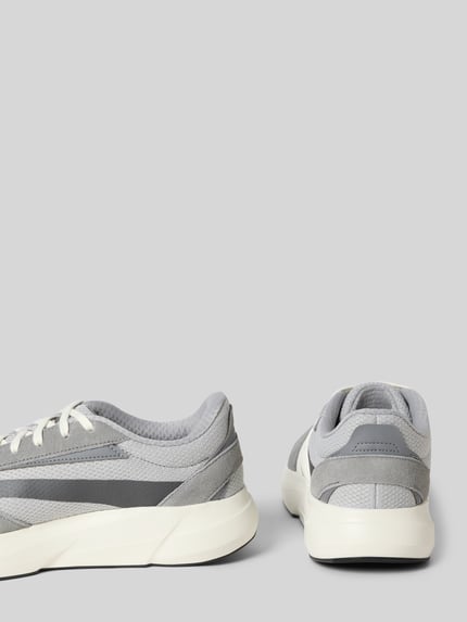 Productfoto, Sneaker met vetersluiting model 'LIGHTSHIFT 2.0' van adidas Sportswear, grijze en witte tinten, rubberen zool, afgeronde neus, context: heren sneaker met hakhoogte 5 cm, schachthoogte 7 cm, schachtwijdte 7 cm.
