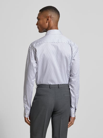 Männermodel trägt Modern Fit Business-Hemd aus Baumwolle mit Kentkragen von Eterna im Allover-Look, Knopfleiste, Ganzkörperansicht Rückansicht.