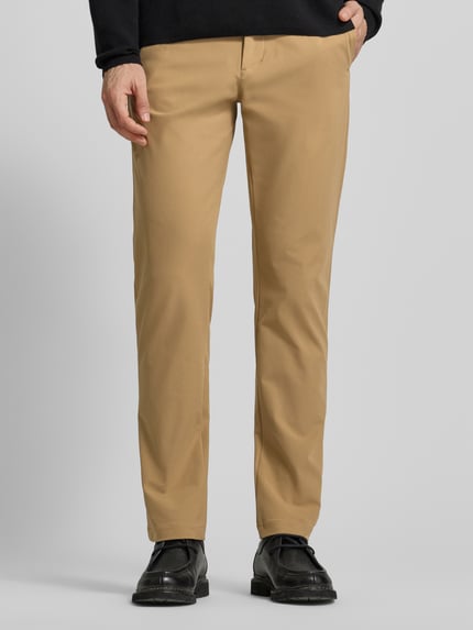 Männermodel trägt Straight Leg Hose aus atmungsaktivem Material Modell 'DENTON' von Tommy Hilfiger, Optik: Unifarben, Passform: Straight Leg, Logo-Print, Gürtelschlaufen, Knopf und verdeckter Reißverschluss, seitliche Eingrifftaschen, Gesäßtaschen, schlichte beige Farbe, glatte Oberfläche, Ganzkörperansicht von vorne.