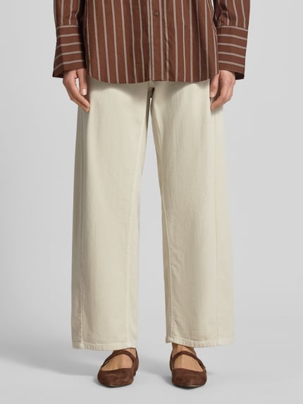 Frauenmodel trägt Wide Leg Jeans im 5-Pocket-Design Modell 'ORIA' von Cambio aus Baumwoll-Mix mit Stretch-Anteil, verkürzte Passform, Nahaufnahme Unterkörper.
