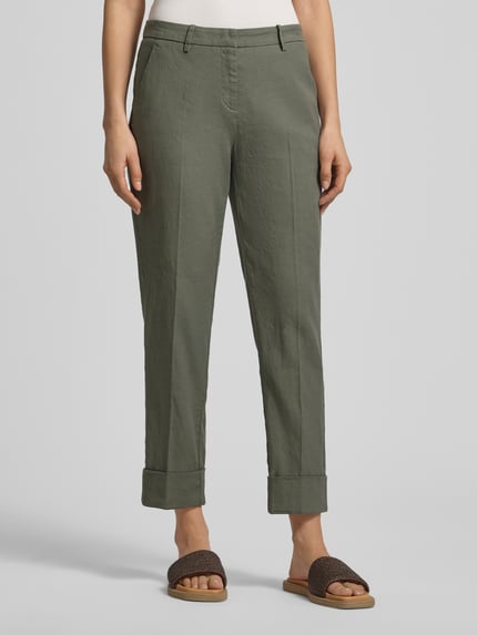 Frauenmodel trägt Leinenhose mit Baumwoll-Anteil von Cambio in Khaki, Straight Fit, verkürzt, Gürtelschlaufen, Knopf-Reißverschluss, Eingriff- und Gesäßtasche, umgeschlagene Beinabschlüsse, Ganzkörperansicht von vorne.