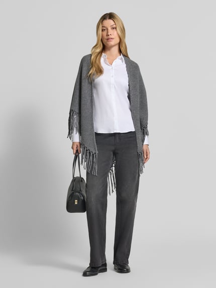 Frauenmodel trägt Poncho aus reiner Schurwolle mit Fransen Modell 'TORNADO' von Max Mara, grau, kombiniert mit weißer Bluse und dunkler Hose, Damen Poncho von Weekend Max Mara, Ganzkörperansicht von vorne.