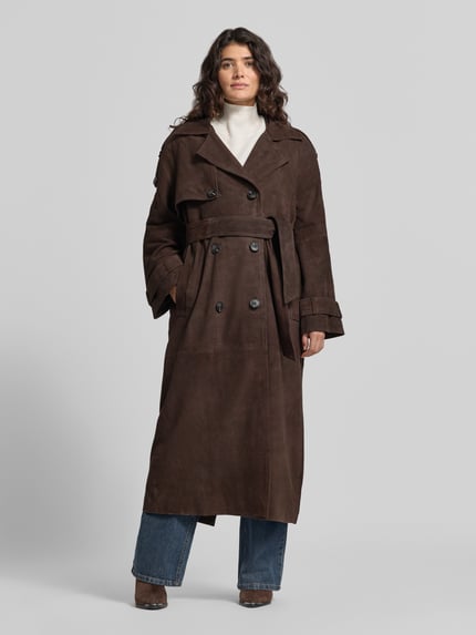 Frauenmodel trägt Mantel aus Lammvelours mit Bindegürtel von Cph Muse, dunkel, strukturierte Optik, Knöpfe und Bindegürtel, Longline, Ganzkörperansicht von vorne.