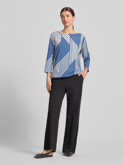 Vrouwenmodel draagt Regular Fit Blusentop met all-over motief van s.Oliver RED LABEL, look: effen, 3/4-mouwen, musseline, tuniekhals, rompzoom met tunnelkoord, labelstitching, regular fit pasvorm/model. Ganzlichamelijke vooraanzicht.
