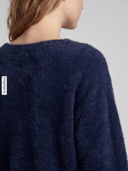 Männermodel trägt Regular Fit Pullover mit Viskose-Anteil von Garcia, dunkelblau, flauschige Struktur, Ganzkörperansicht Rückansicht, KI-modifiziertes Bild.