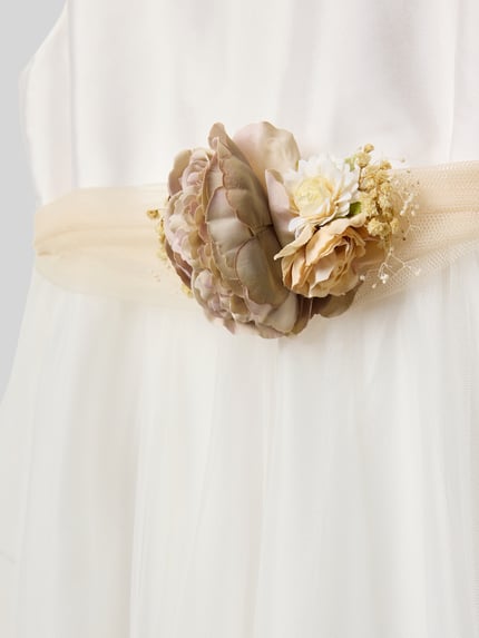 Mädchen trägt Maxikleid mit Rundhalsausschnitt von Une Hautre Couture, Baumwoll-Mix, Zierbesatz, taillierter Schnitt, Nahaufnahme Oberkörper.