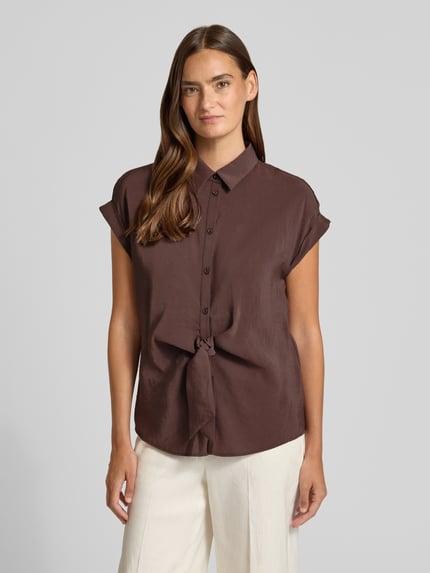 Vrouwenmodel draagt Bluse im kurzärmeligem Design van More & More in bruin, modalmix, getailleerde pasvorm, overhemdkraag, sierstrik, knoopsluiting, ruglengte maat 36 64 cm, frontale opname van het hele lichaam.