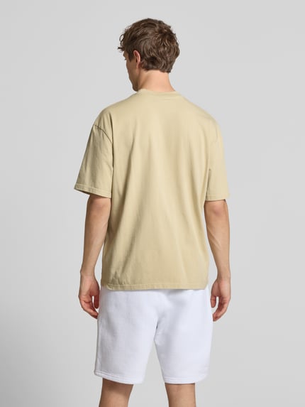 Männermodel trägt Oversized T-Shirt mit Logo-Stitching von Pegador aus Reine Baumwolle, Oversized-Fit, Rundhalsausschnitt, Rückenlänge 73 cm, Ganzkörperansicht Rückansicht.