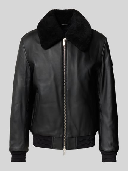 Produktfoto, Bomberjacke in Leder-Optik von Moose Knuckles in Schwarz mit Kontrastkragen aus Teddyfell und Zweiwege-Reißverschluss, lockere Passform, elastischer Material-Mix, Eingrifftaschen