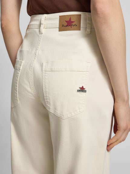 Frauenmodel trägt Barrel Jeans mit Eingrifftaschen und Gesäßtaschen von Buena Vista aus Baumwoll-Mix mit Stretch-Anteil, Nahaufnahme Rückansicht.