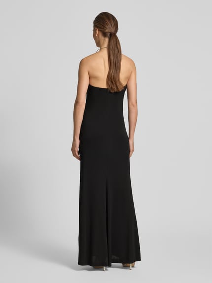 Vrouwenmodel draagt avondjurk met halter in ringlook van Rinascimento, zwart, materiaalmix met stretch, nauwsluitend model, maxi-jurk, ruglengte maat S 123 cm, borstwijdte maat S 35 cm, strikceintuur, detailopname rugaanzicht
