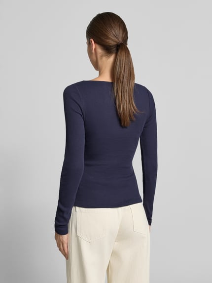 Frauenmodel trägt Slim Fit Shirt aus reiner Baumwolle von Rich & Royal in Dunkelblau mit Langarm, Rückenlänge 55 cm, Ganzkörperansicht Rückansicht.