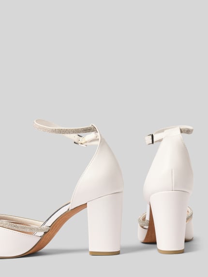 Produktfoto, Pumps mit Ziersteinbesatz von Marco Tozzi in Creme mit Blockabsatz, Dornschließe, Ziersteinbesatz, Riemen, Absatzhöhe 8 cm, Schafthöhe 10 cm, Schaftweite 6 cm, Vorderseite und Rückansicht, glatte Struktur, dezenter Glanz