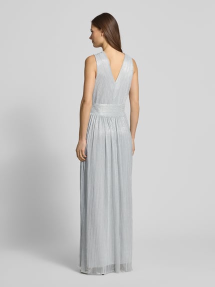 Frauenmodel trägt Regular Fit Abendkleid in Plissee-Optik von GUIDO MARIA KRETSCHMER WOMAN, silberfarben, ärmellos, tailliert, Ganzkörperansicht Rückansicht.