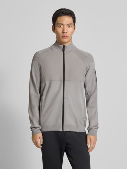 Männermodel trägt Regular Fit Sweatjacke aus Viskose-Mix Modell 'TOUR HY' von BOSS Green in Unifarben, Ganzkörperansicht von vorne.