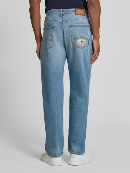 Männermodel trägt Jeans im 5-Pocket-Design von ARMANI EXCHANGE aus Baumwoll-Elasthan-Mix, Regular-Fit, hellblau, Ganzkörperansicht Rückansicht. Bundweite bei Größe 32/32: 44 cm, Innenbeinlänge: 80 cm, Knopf- und Reißverschluss.