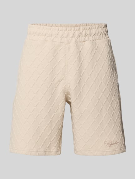 Produktfoto, Relaxed Fit Shorts mit Strukturmuster Modell 'Jovren' von Pegador in Beige, Elastischer-Material-Mix mit Baumwoll-Anteil, Strukturmuster, Bundweite 39 cm, Innenbeinlänge 24 cm, Herren