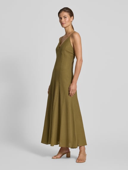 Frauenmodel trägt Regular Fit Leinenkleid mit Viskose-Anteil von Rinascimento in Oliv mit Spaghetti-Trägern und Maxilänge, Ganzkörperansicht von vorne.