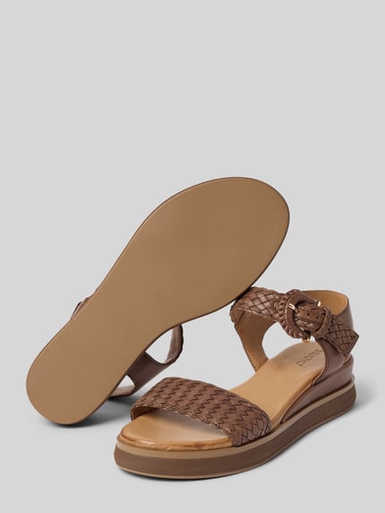 Produktfoto, Sandalen aus echtem Leder in Flecht-Optik von INUOVO in Braun, abgerundete Passform, offene Ferse, glatte Sohle, Absatzhöhe 5 cm