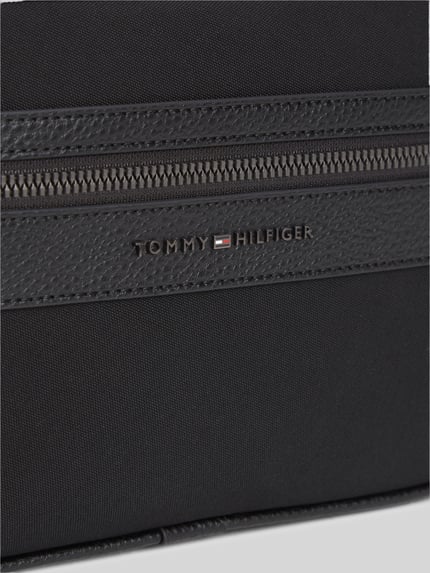 Tommy Hilfiger Umhängetasche mit Reißverschluss und Logo-Detail BLACK 3