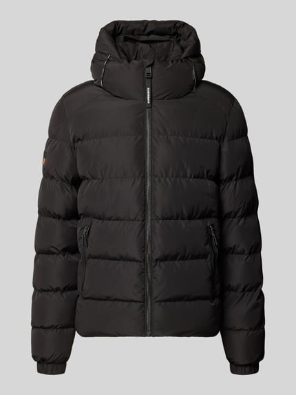 Produktfoto, Steppjacke mit Label-Stitching und Kapuze von Superdry in Schwarz, gerader Schnitt, mit Reißverschluss und Kordelzug