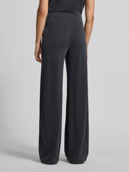Vrouwenmodel draagt Hose aus Modal-Mix mit Längsnähten van Jake*s Collection, relaxed fit, elastische tailleband, donkergrijs, rechte lijnen, zachte textuur, damesbroek, achterkant volledig lichaam.
