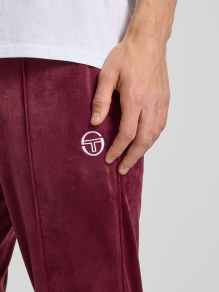 Männermodel trägt Sweatpants mit elastischem Bund von SERGIO TACCHINI aus bordeauxrotem Material-Mix mit Stretch-Anteil, Nahaufnahme Oberkörper.