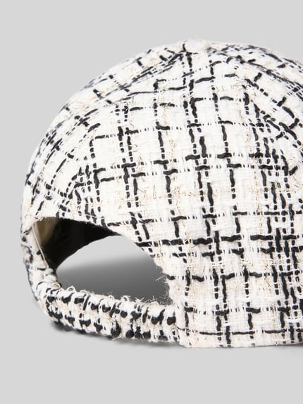 Produktfoto, Basecap met labeldetail model 'Aitana' van JOOP!, materiaalmix met katoen, zwarte en witte structuur met verstelbare sluiting