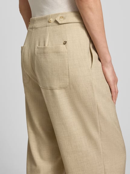 Frauenmodel trägt Hose mit Gesäßtaschen Modell 'Leysa Flair' von MOS MOSH in Beige, Material-Mix mit Viskose-Anteil, Relaxed-Fit, Falten, Nahaufnahme Rückansicht. Bundweite bei Größe 36: 40 cm, Innenbeinlänge bei Größe 36: 68 cm.