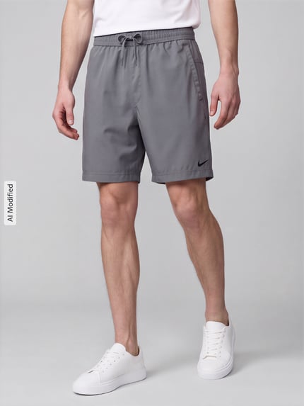 Mężczyznamodel nosi Regular Fit Sportshorts mit Logo-Print od Nike, szare z gładkiej tkaniny, Ganzkörperansicht von vorne, KI-modifiziertes Bild