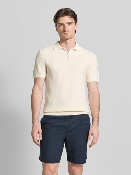 Mannelijk model draagt poloshirt met korter ritssluiting en polokraag van MCNEAL uit biologisch katoen body fit in crèmekleur, ribboorden, ruglengte maat M 69 cm, mouwlengte 25 cm, voorkant, volledige lichaamsweergave.