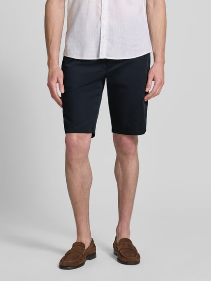 Männermodel trägt Bermudas aus Light Baumwolle mit Gürtel von Christian Berg Men, navy, Regular Fit, Nahaufnahme Oberkörper bis Knie.