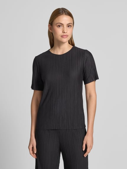 Frauenmodel trägt Damen T-Shirt mit Rundhalsausschnitt Modell 'LISA' von Vila, Schwarz, feine Plisseefalten, Material-Mix mit Viskose-Anteil, gerader Schnitt, Ganzkörperansicht von vorne.