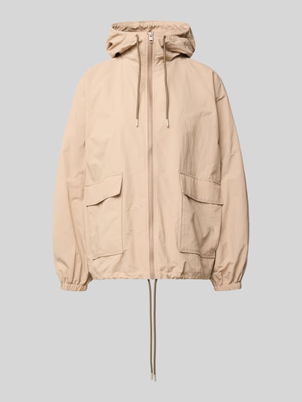 Produktfoto, Jacke mit Kapuze und Pattentaschen von Jake*s Casual in Beige, Relaxed-Fit, Reißverschluss, Vorderseite mit Pattentaschen, glatte Textur, Maße: Rückenlänge 66 cm, Schulterbreite 41 cm, Brustweite 56 cm, Ärmellänge 65 cm.