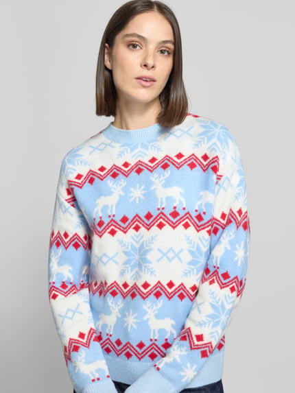 Vrouwenmodel draagt Relaxed Fit Strickpullover aus elastischem Material-Mix van Christian Berg Woman, blauw-wit-rood all-over motief, ronde hals, elastische textuur, opname bovenlichaam van voren.